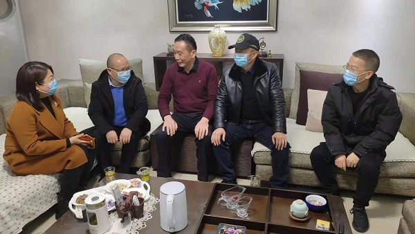 “情系退休老职工 走访慰问暖人心”徽盐地产集团公司组织开展春节慰问活动