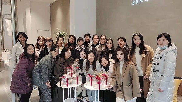 巧手做烘焙，，，，，，甜蜜好时光——地产集团工会举行妇女节主题烘焙活动